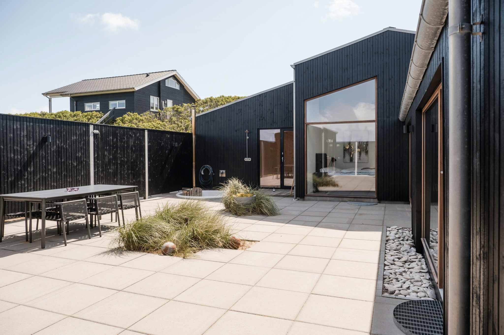 Arkitekttegnet hus og fantastisk gårdhave helt tæt på Vesterhavet