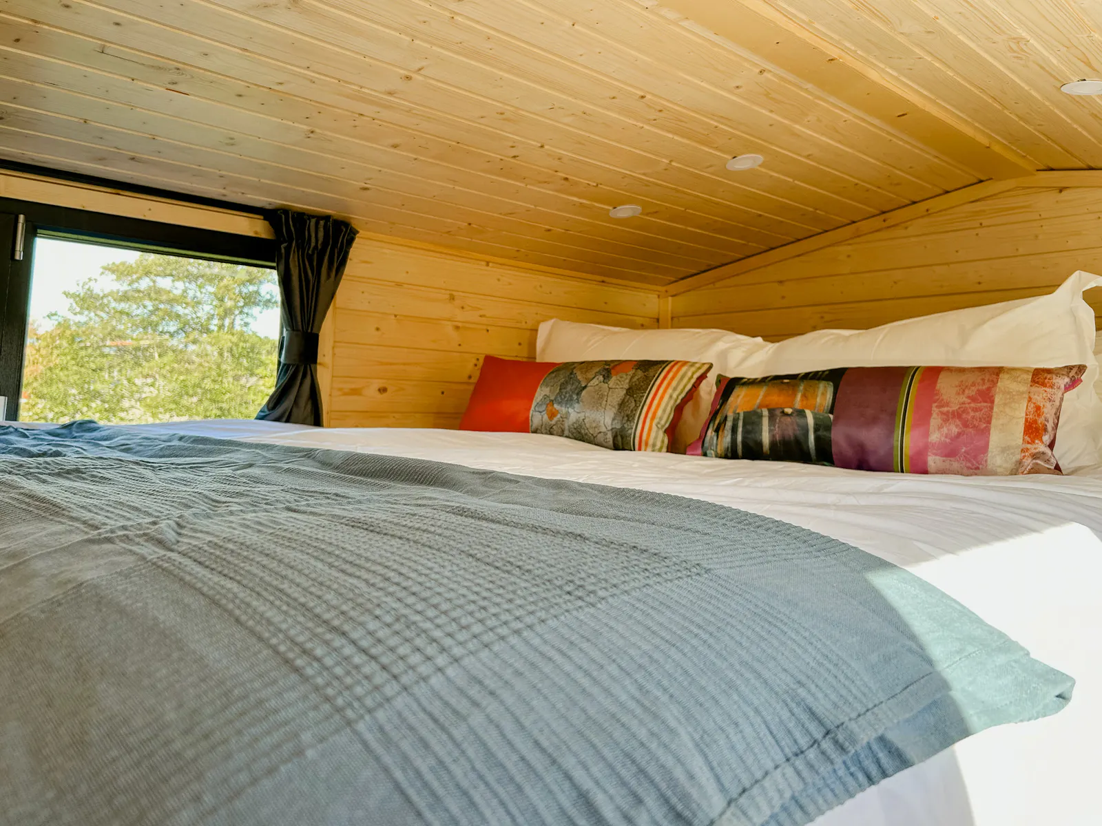 Minihus mellan åkrar och hav på Vässingsö – bild 10 av 24