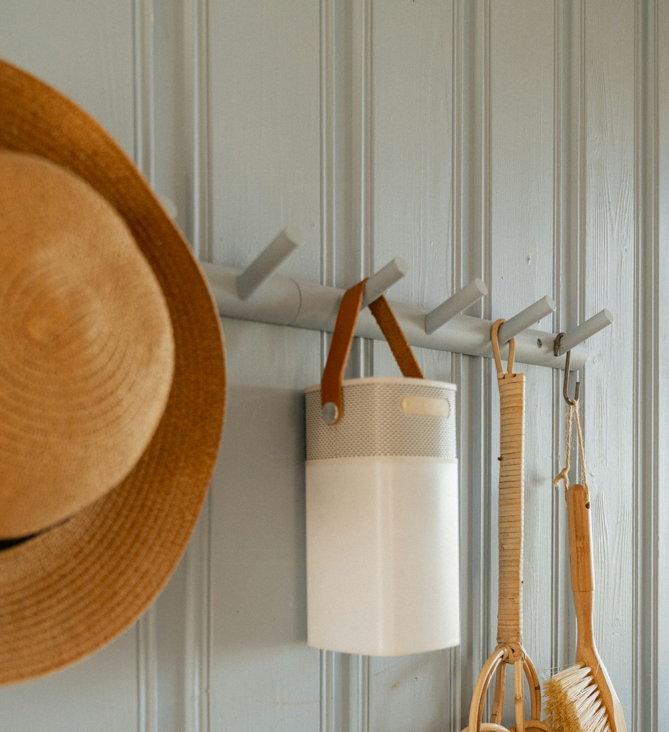 Sussie Frank: Mal knagerække og væg i samme farve