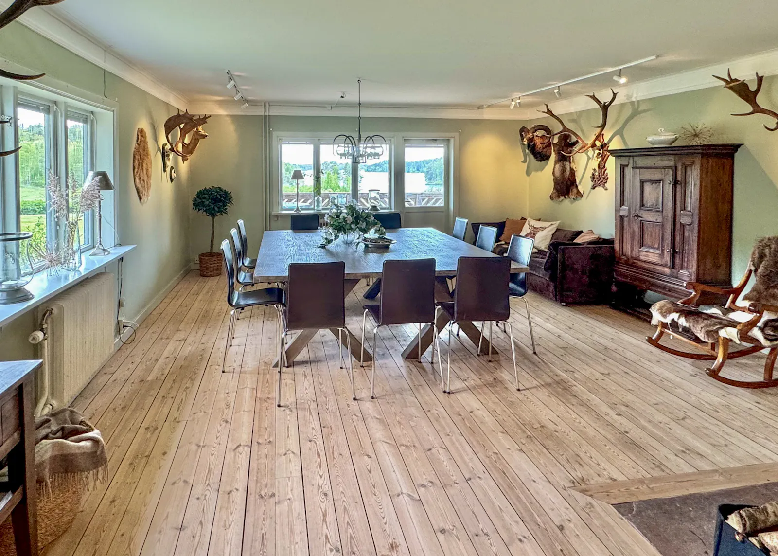 Stort hus med utsikt över skogssjö – bild 10 av 24