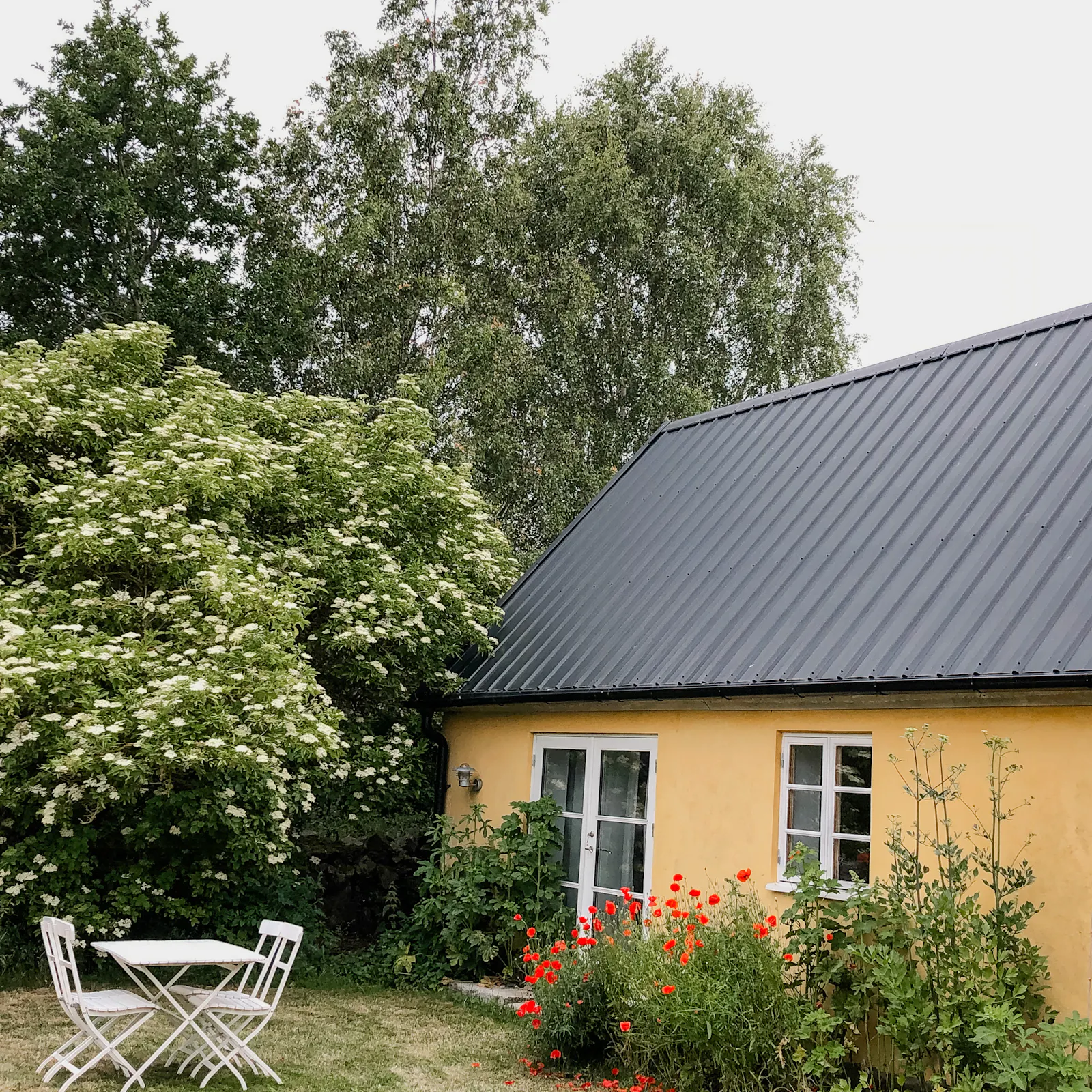 Ljust gult hus med högt öppet tak – bild 2 av 15