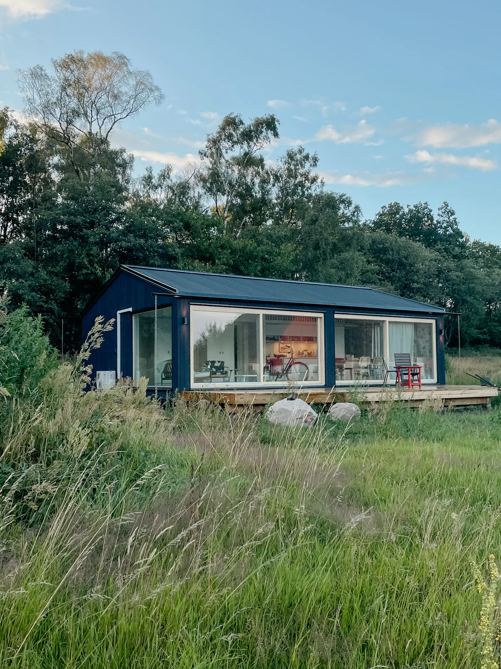 Modernt svart trähus på Bjärehalvön – bild 2 av 24