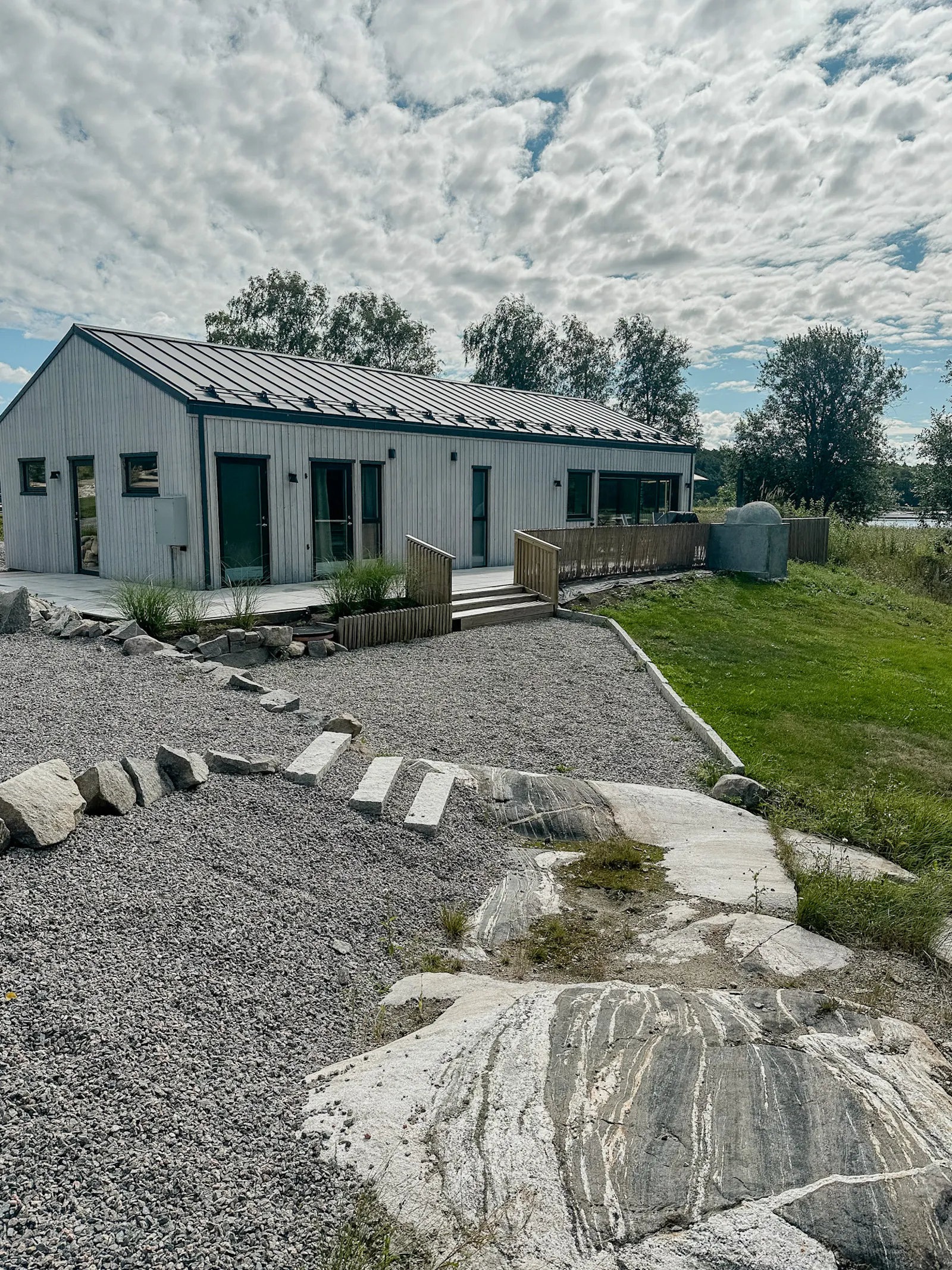 Ljus stuga med en storslagen terrass vid sjön – bild 15 av 24