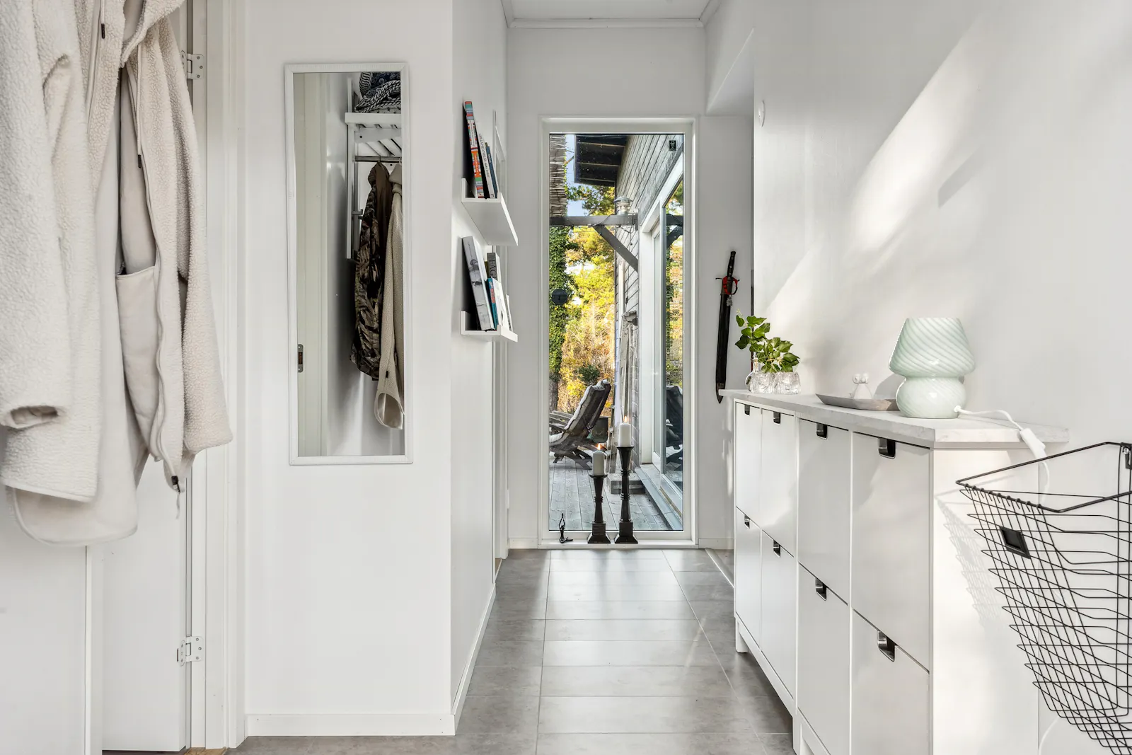 Arkitektritat hus i Fröjel nära stranden – bild 16 av 24