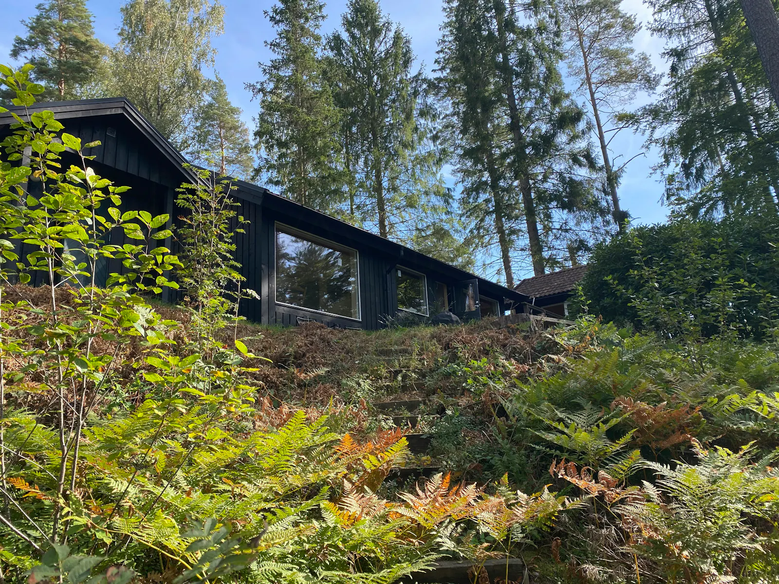 Stuga vid Simlången med utsikt över vattnet – bild 22 av 24