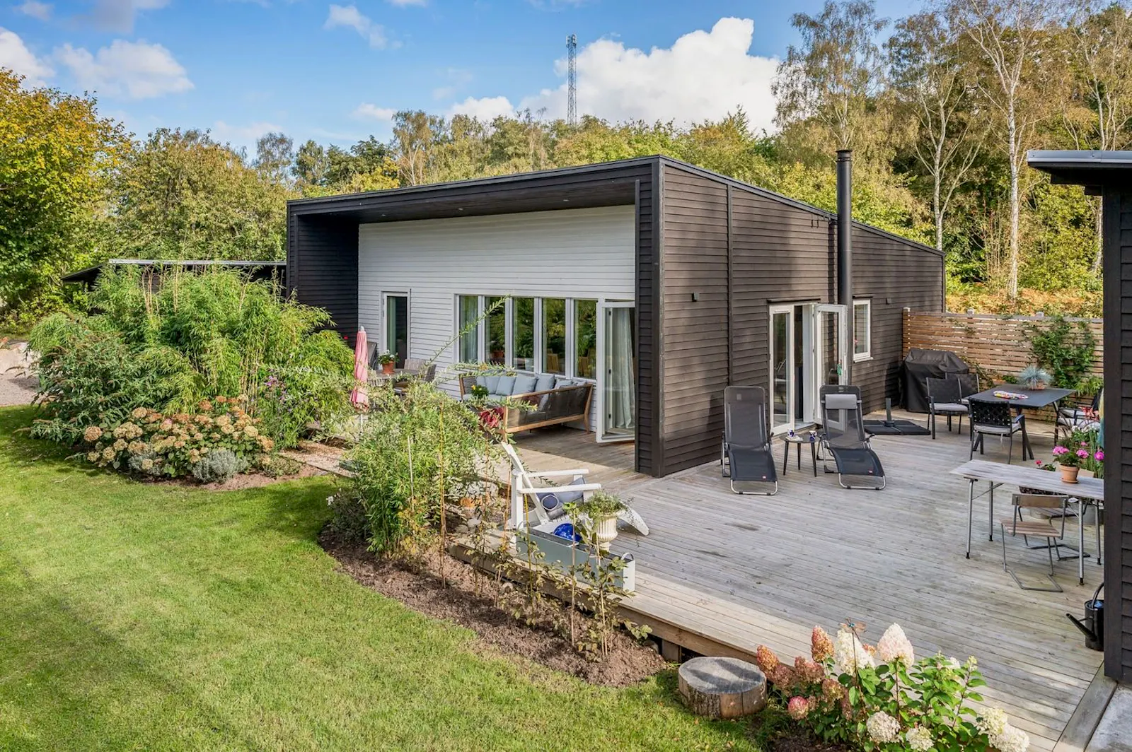 Nybyggt arkitektritat hus vid havet i Sandviken – bild 16 av 23