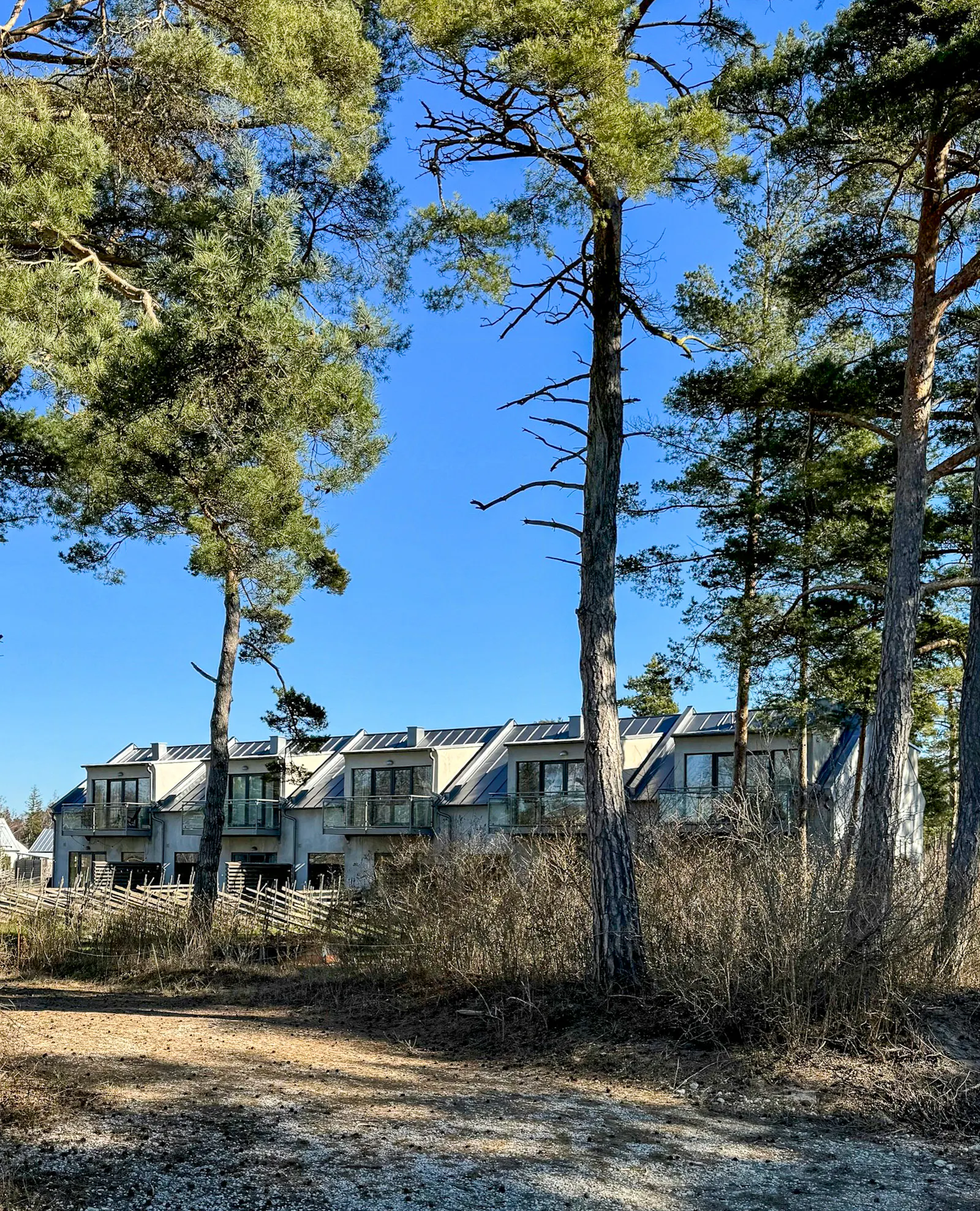 Modernt radhus med sol och uteplats på Gotland – bild 13 av 17