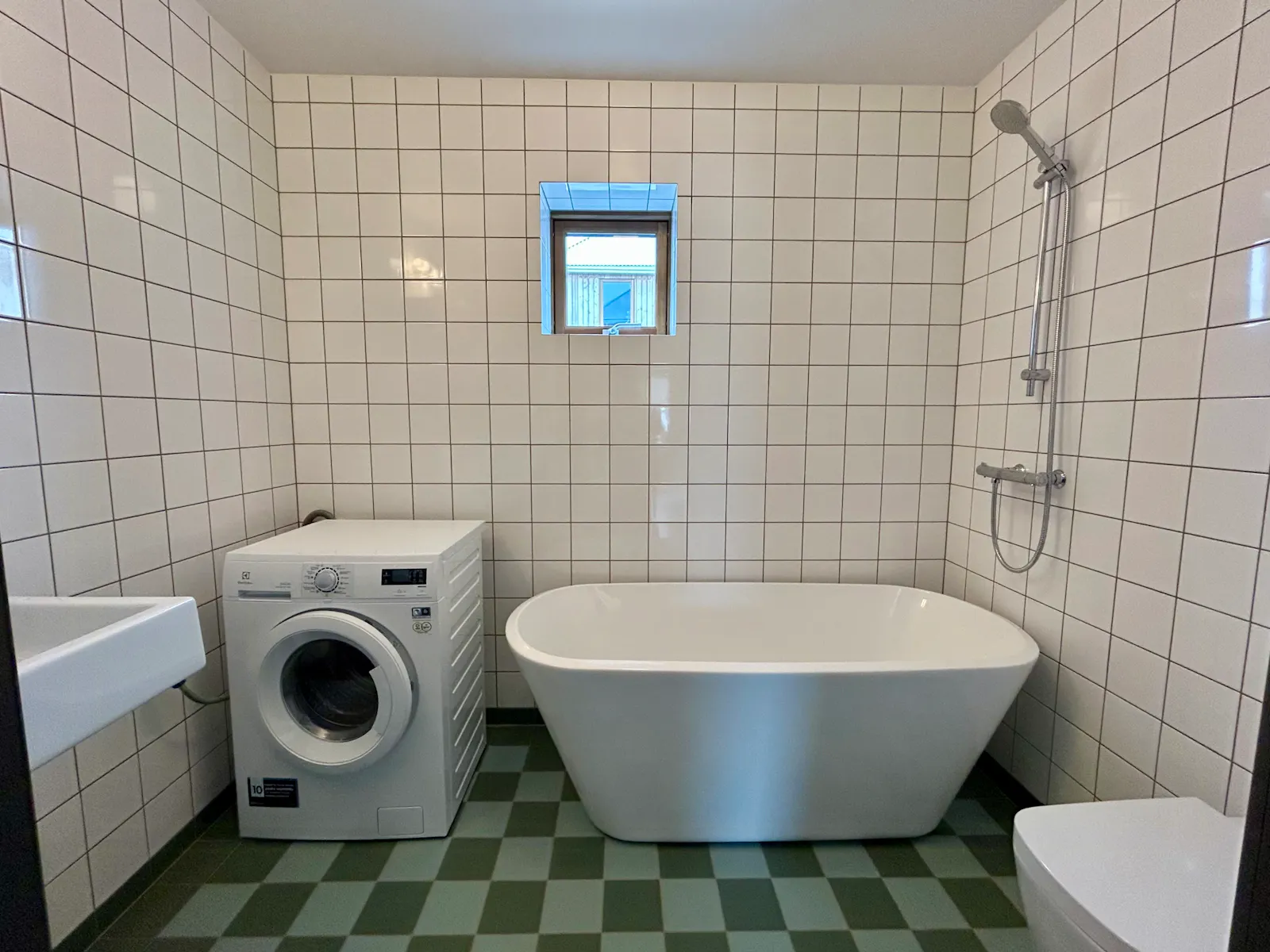 Unikt hus vid äppellund i Kivik – bild 12 av 17