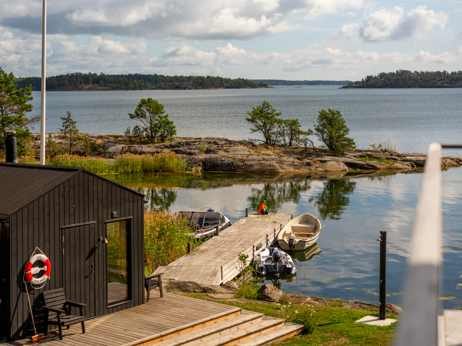 Hus med bastu och brygga vid fjorden nära Trosa – bild 2 av 24