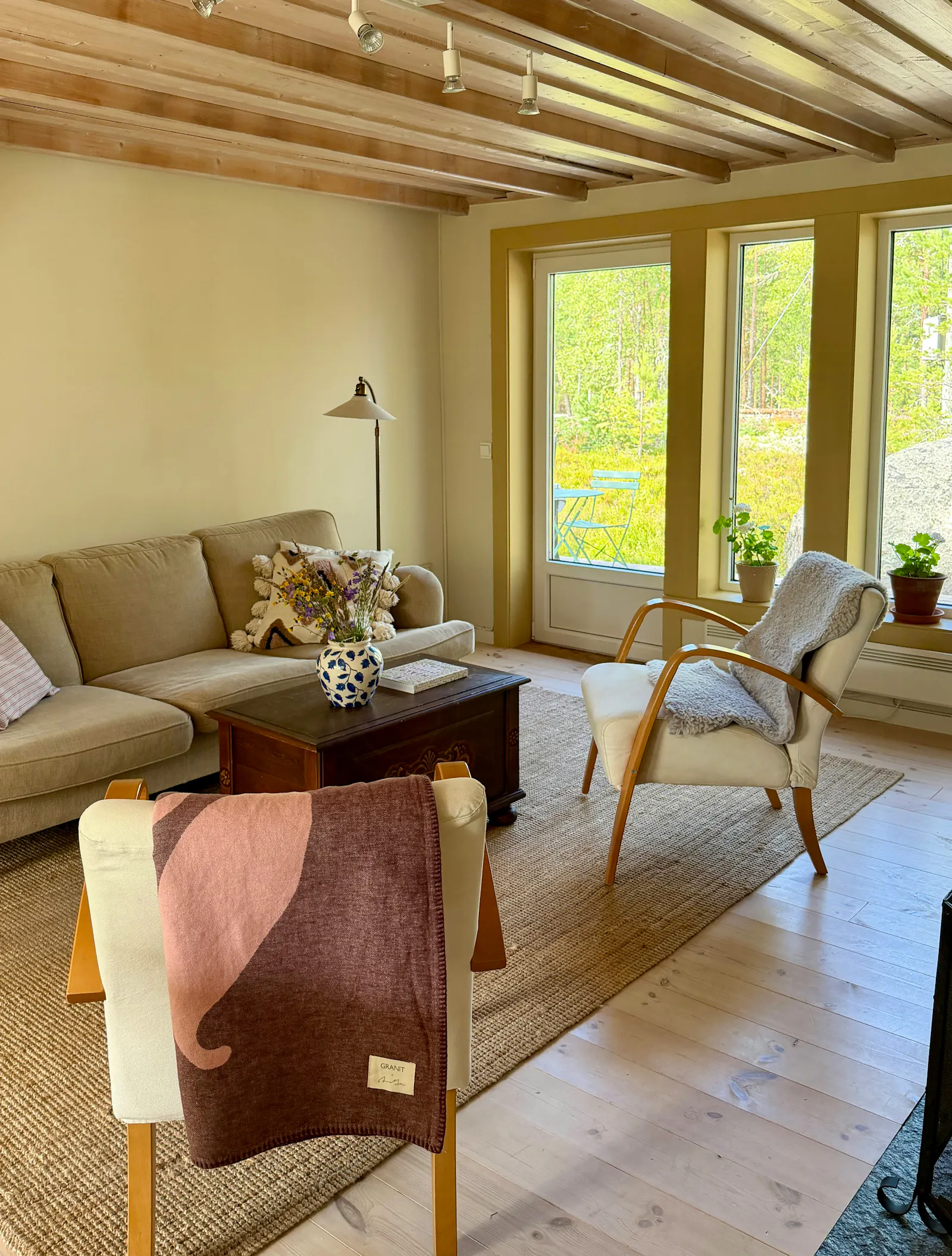 Färgglatt hus vid Sörfjärdens sandstrand – bild 9 av 16