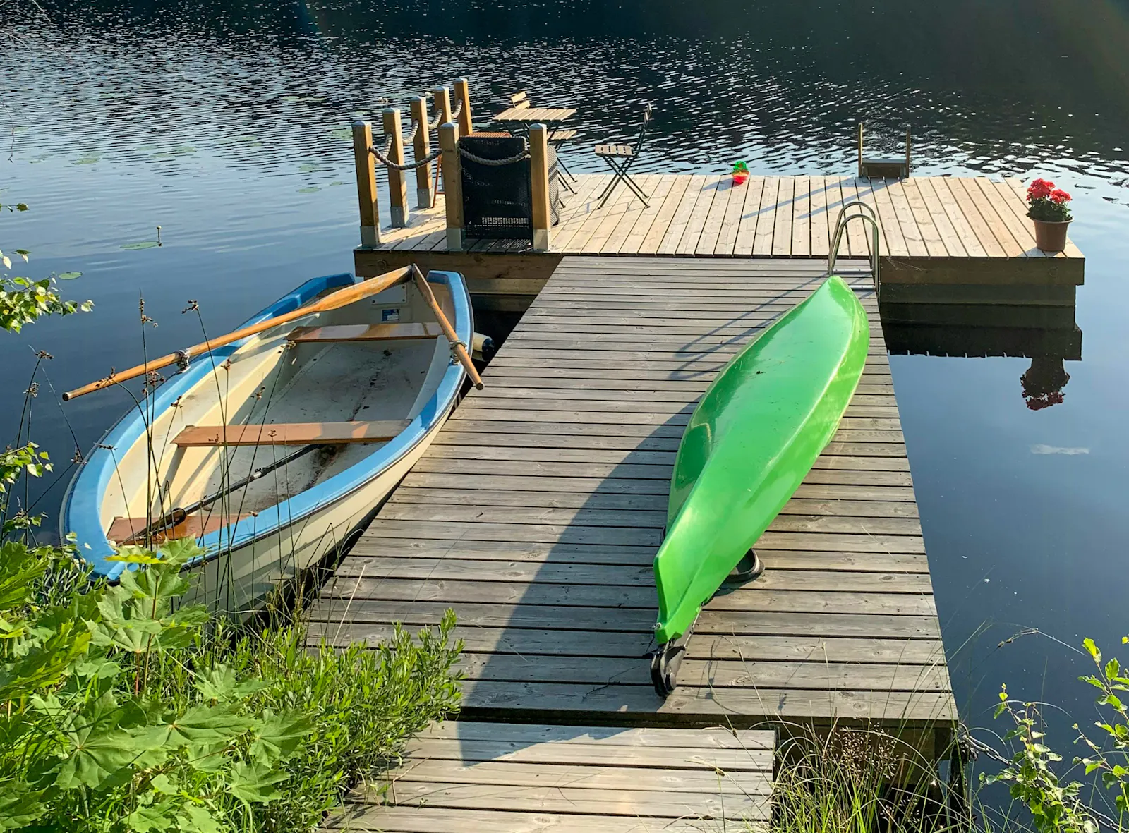 Modern stuga med bastu vid insjön i Bjäsäter – bild 20 av 24