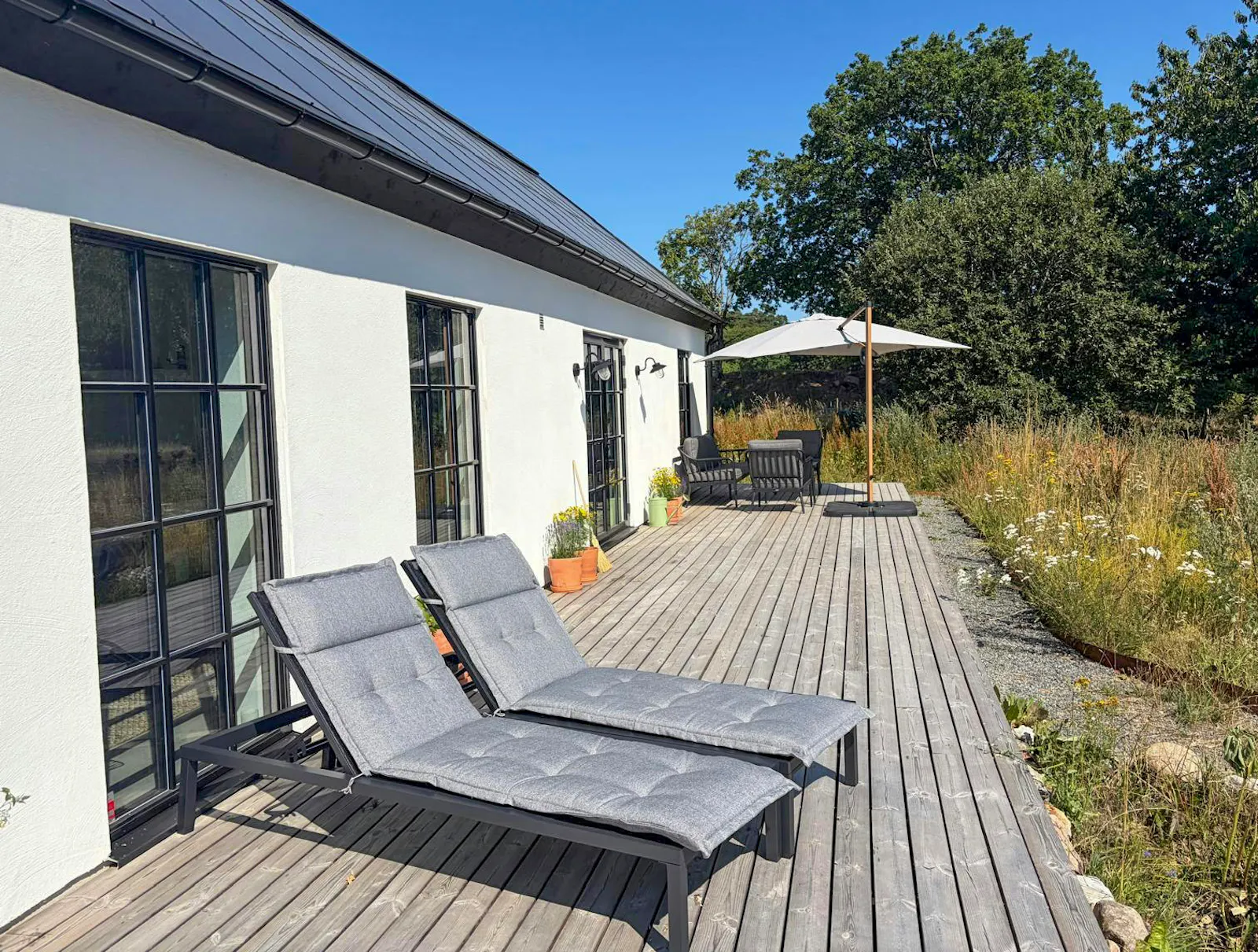 Nybyggt hus med braskamin på Österlen – bild 10 av 13