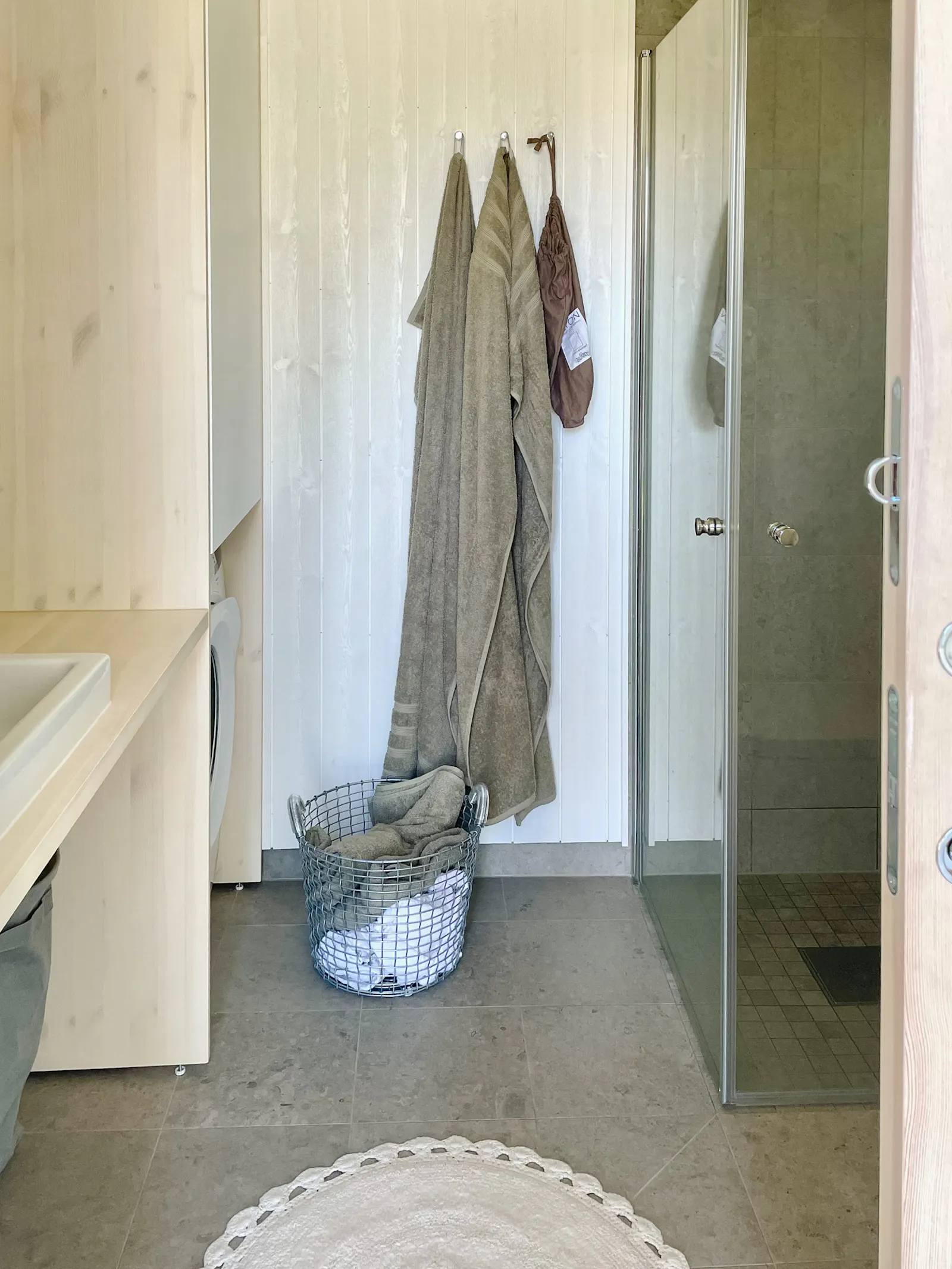 Modernt svart trähus på Bjärehalvön – bild 22 av 24