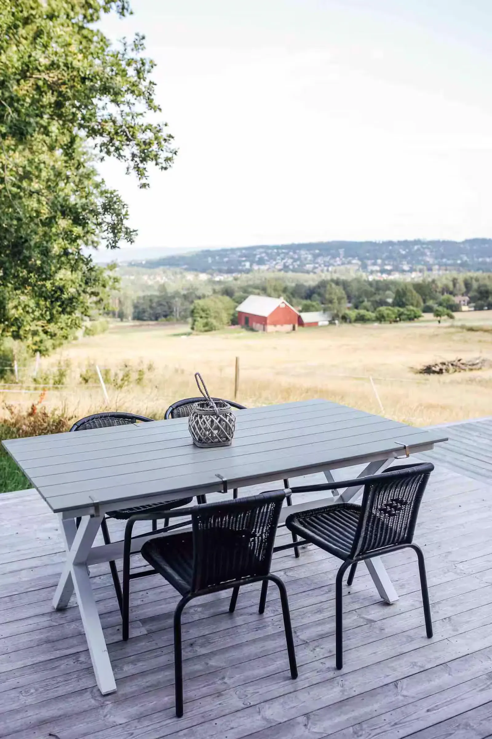 Stuga med utsikt över böljande fält – bild 14 av 19