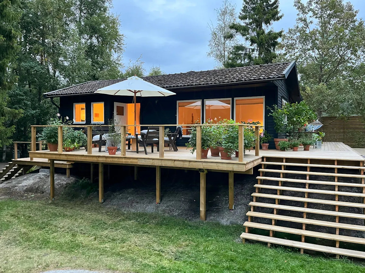Skogsstuga nära sjöar i Stockholms skärgård