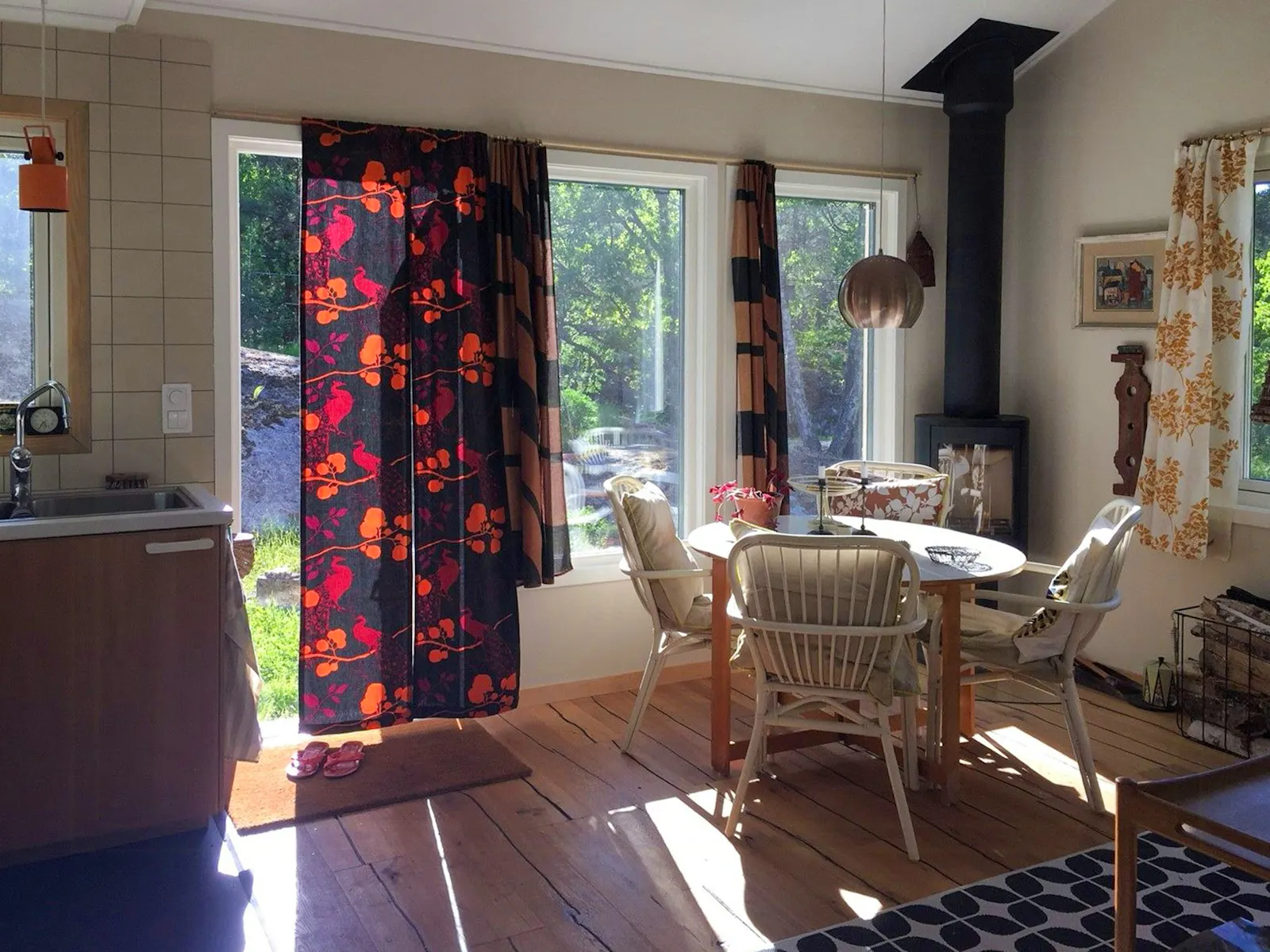 Trähus med tre uteplatser på Torö – bild 7 av 21