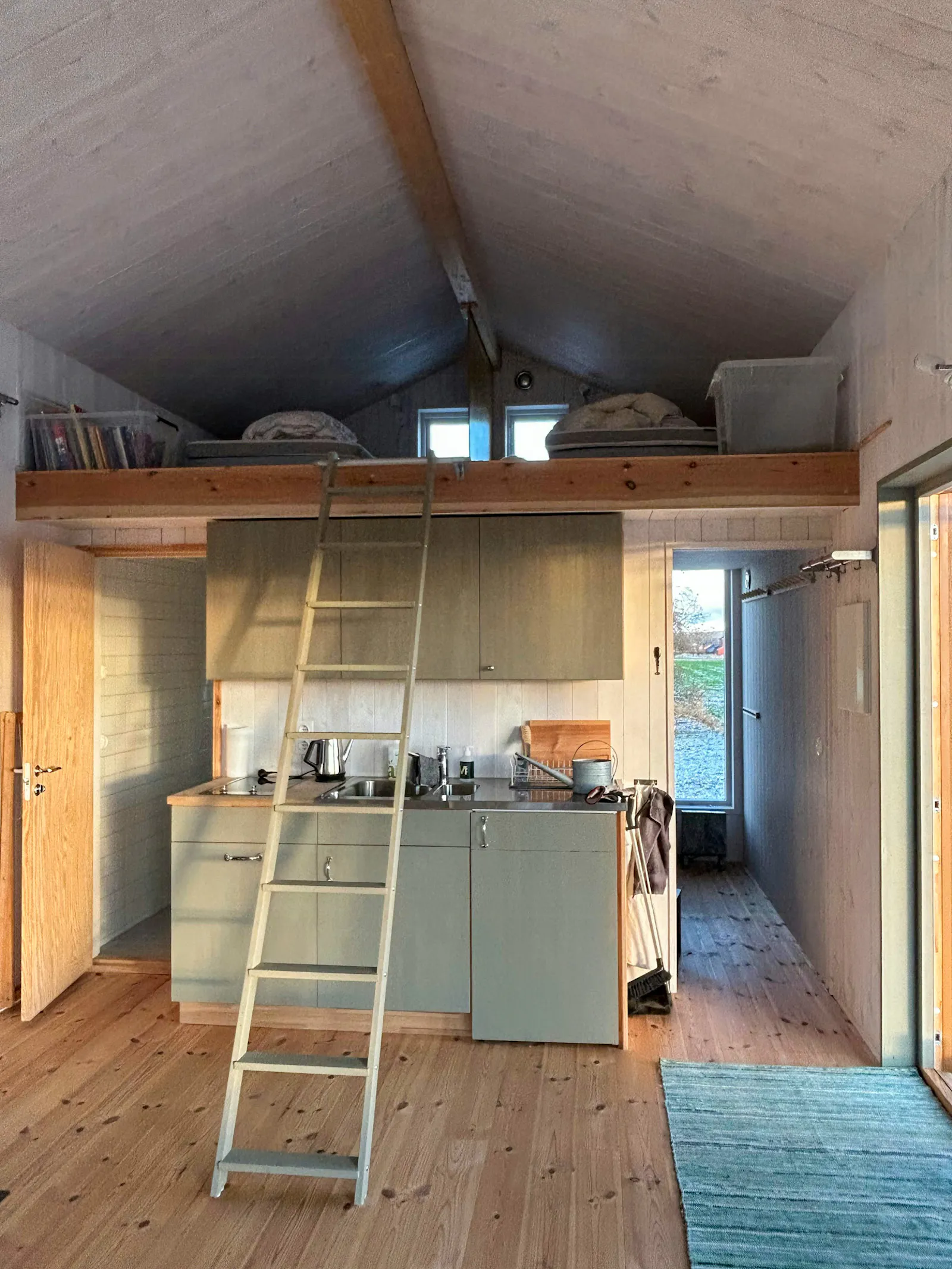 Litet hus bland äppelträd nära Vättern – bild 3 av 19