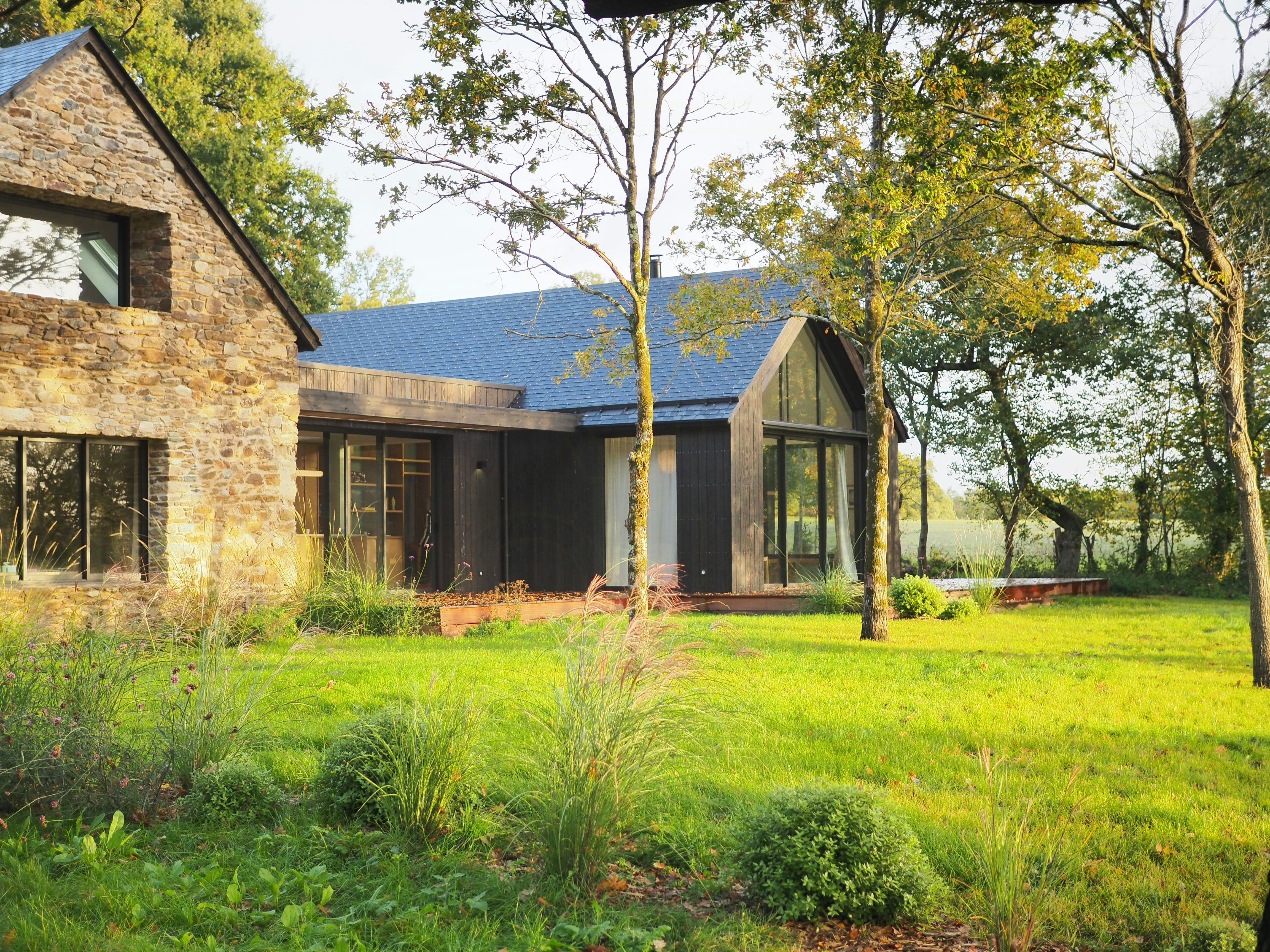 Stuga vid sjön i Frankrike cover image