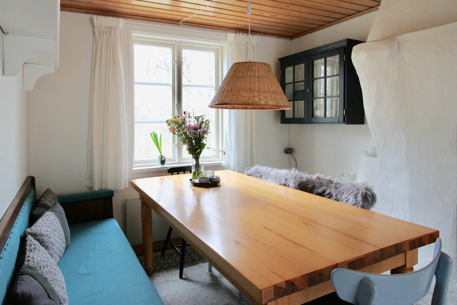 Traditionellt svenskt hus i skogens djup – bild 5 av 24
