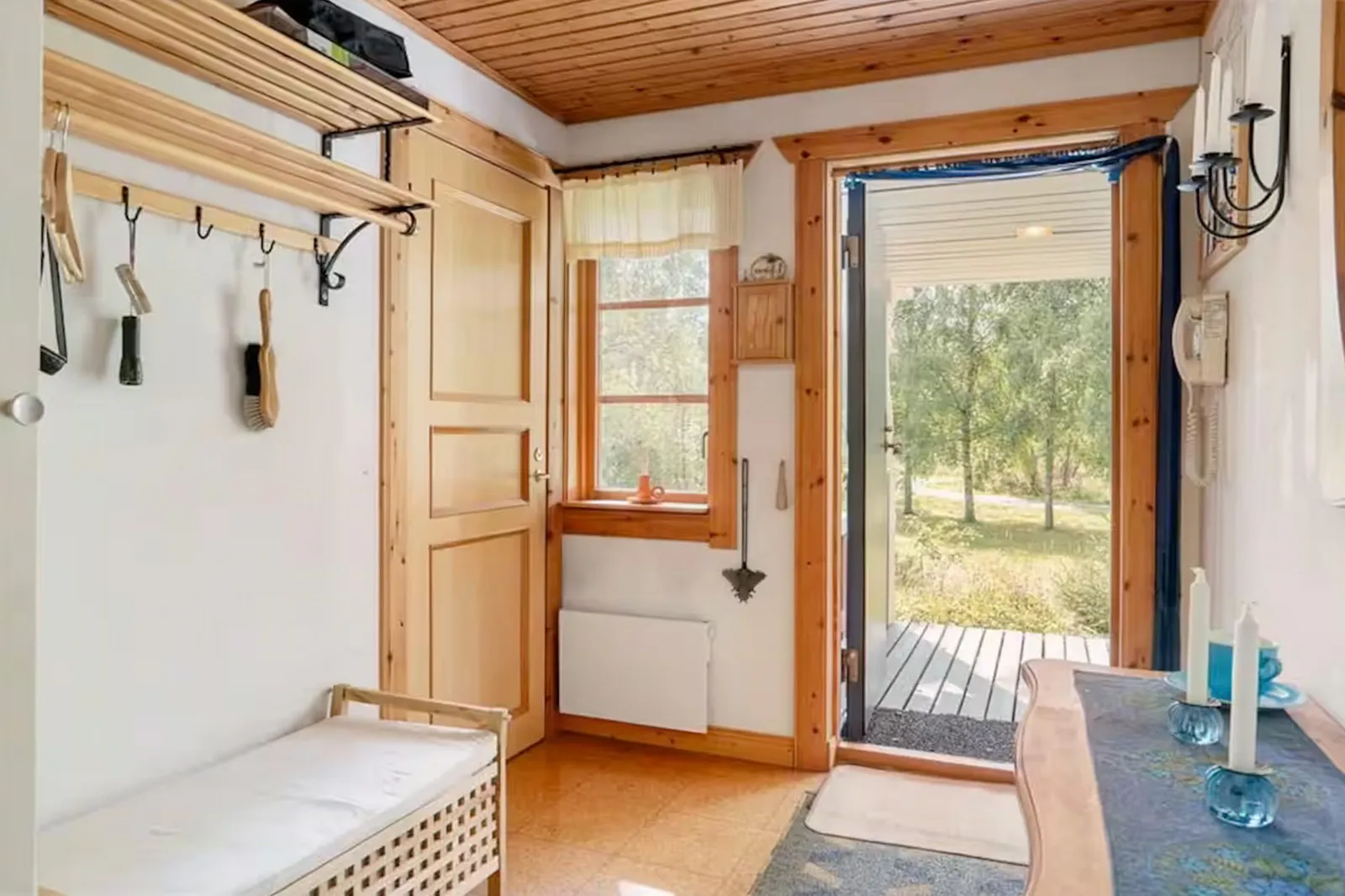 Charmigt hus på Vätö omgivet av lugn och skog – bild 10 av 24