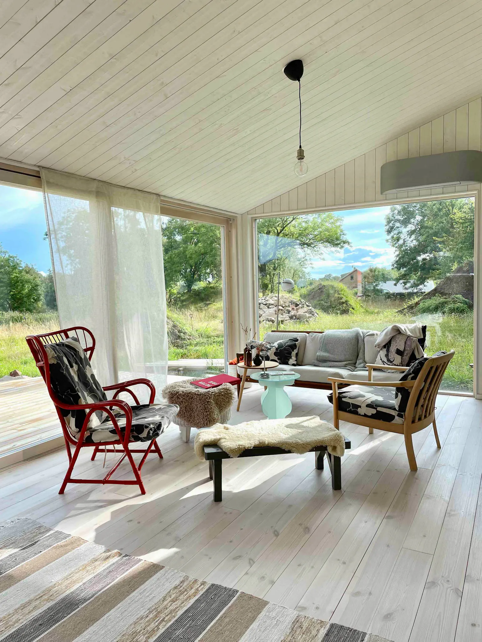 Modernt svart trähus på Bjärehalvön – bild 3 av 24