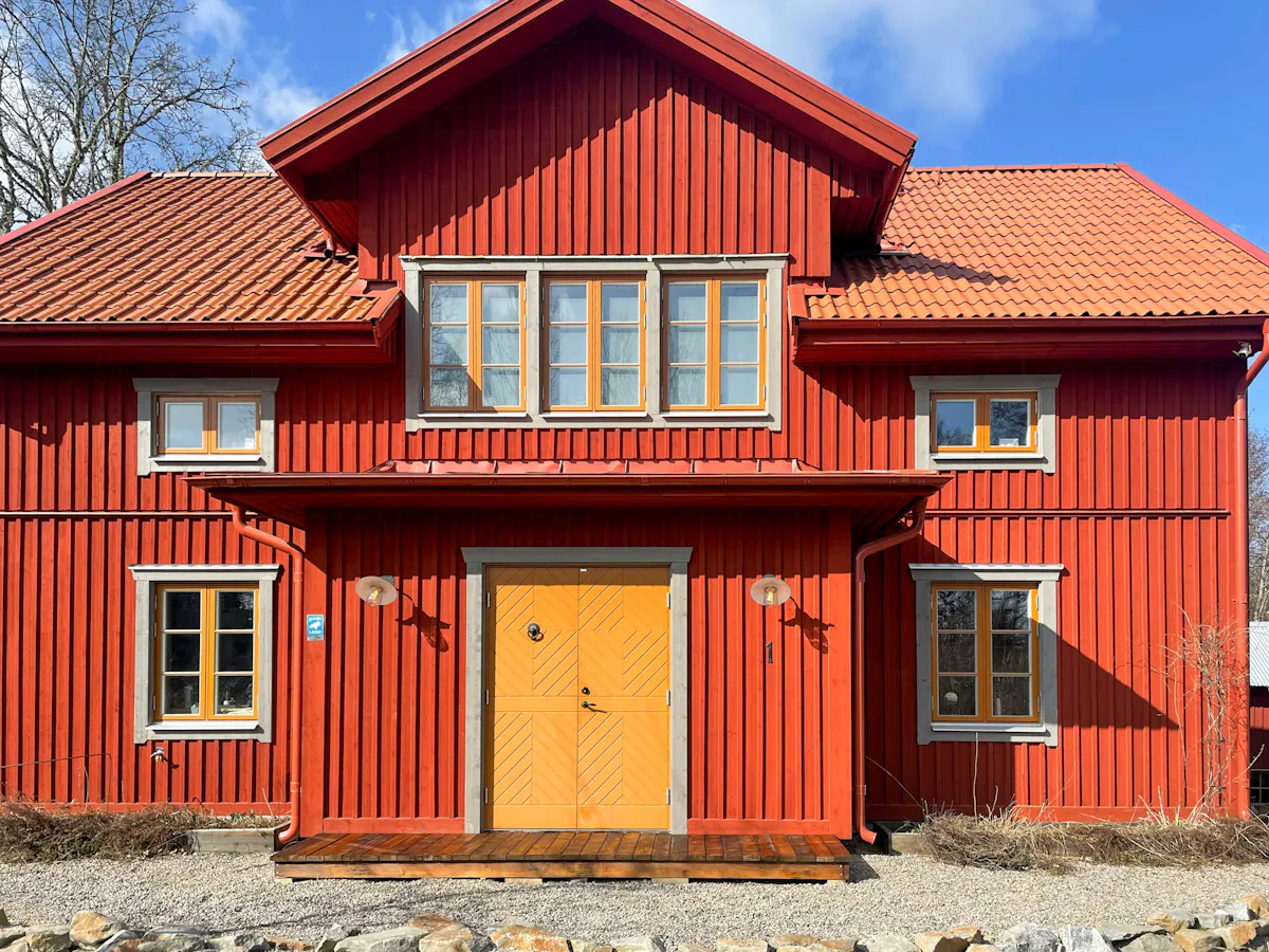Nytimrat sörmländskt hus nära Mariefred