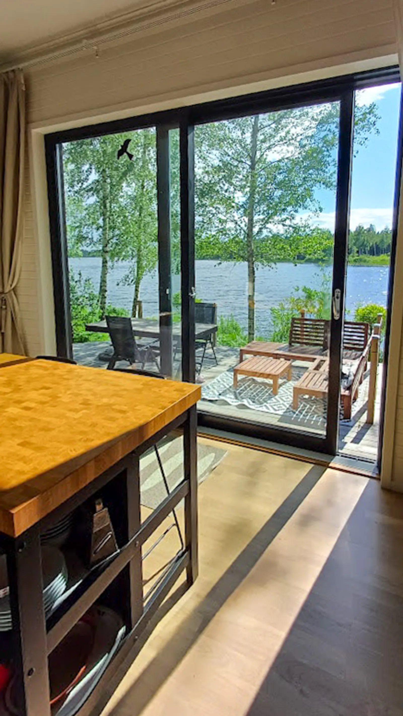 Stuga med sjöutsikt och båtliv vid Storsjön – bild 3 av 24